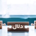 چرا بازار ارزی ایران برای دلالان بازی می کند؟