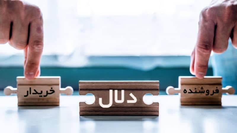 چرا بازار ارزی ایران برای دلالان بازی می کند؟